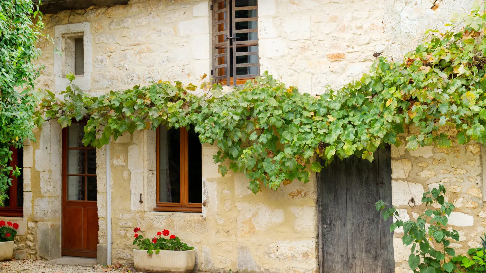 Débarras pro à Sète, débarras pro Hérault, Débarras pro à Agde, Débarras pro à Balaruc, Débarras pro à Poussan, Enlèvement encombrants et nettoyage garage à Poussan par Sud Benne, Location bennes & Débarras (34) Sud Benne Hérault